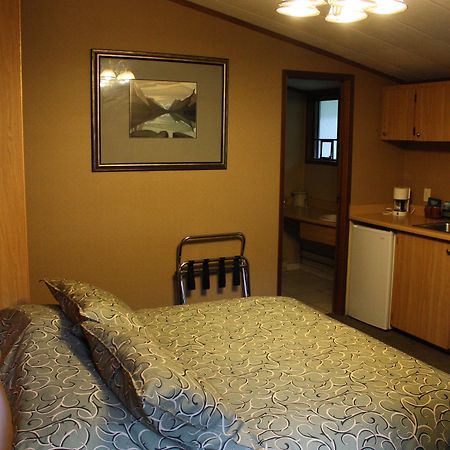 Sunwapta Falls Rocky Mountain Lodge แจสเปอร์ ภายนอก รูปภาพ