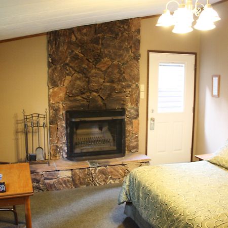 Sunwapta Falls Rocky Mountain Lodge แจสเปอร์ ภายนอก รูปภาพ