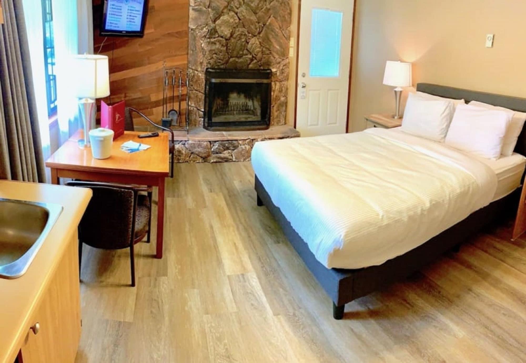 Sunwapta Falls Rocky Mountain Lodge แจสเปอร์ ภายนอก รูปภาพ