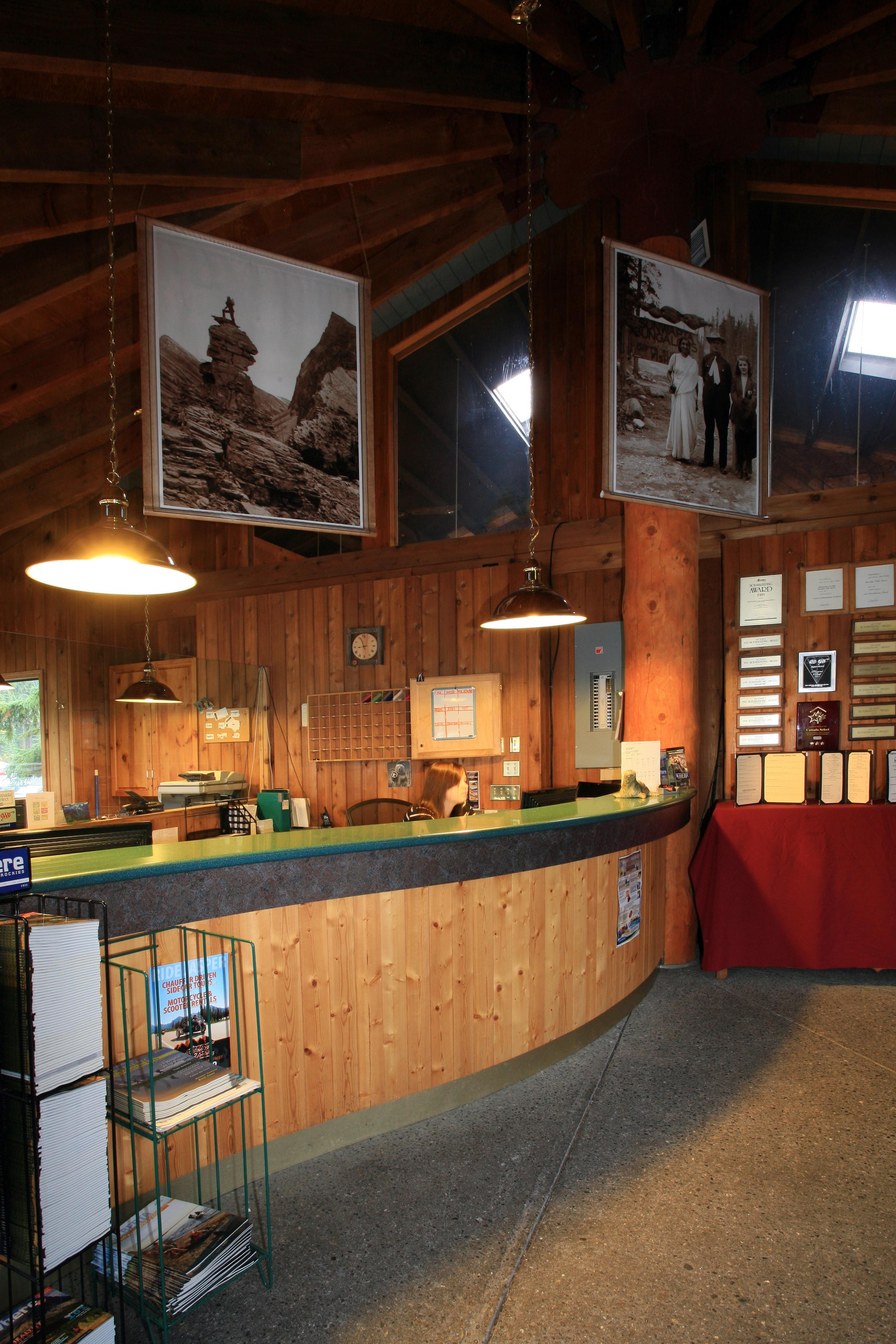 Sunwapta Falls Rocky Mountain Lodge แจสเปอร์ ภายนอก รูปภาพ