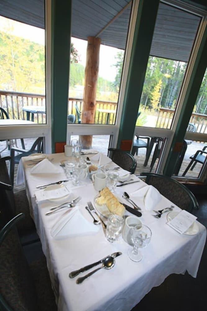 Sunwapta Falls Rocky Mountain Lodge แจสเปอร์ ภายนอก รูปภาพ