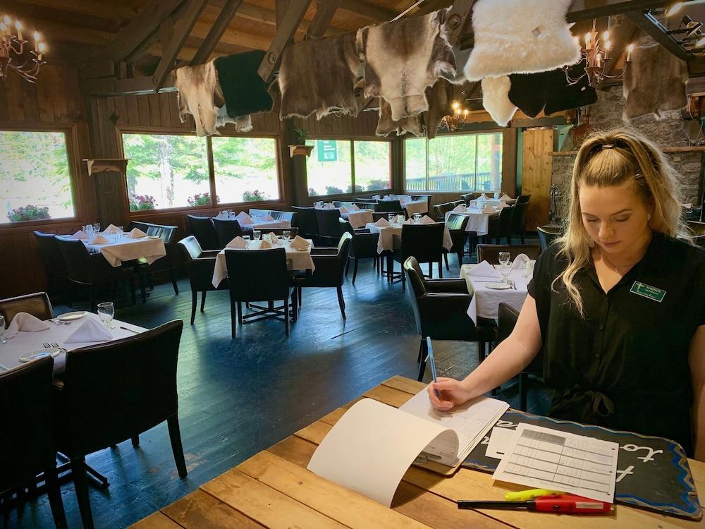 Sunwapta Falls Rocky Mountain Lodge แจสเปอร์ ภายนอก รูปภาพ